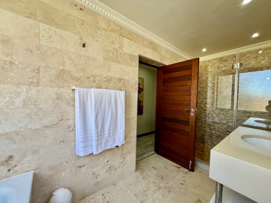 5 Bedroom Property for Sale in Oubaai Western Cape